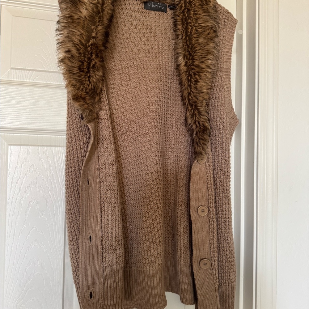Super cute and stylish NY knits sweater vest faux fur trim size XL belted